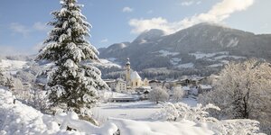 Verschneites Reith i.A. | © Alpbachtal Tourismus | Matthias Sedlak Ein Bild mit Blick auf das Dorf Reith i.A., im Vordergrund die verschneite Natur und im Hintergrund die vielen weißen Dächer | © Alpbachtal Tourismus | Matthias Sedlak