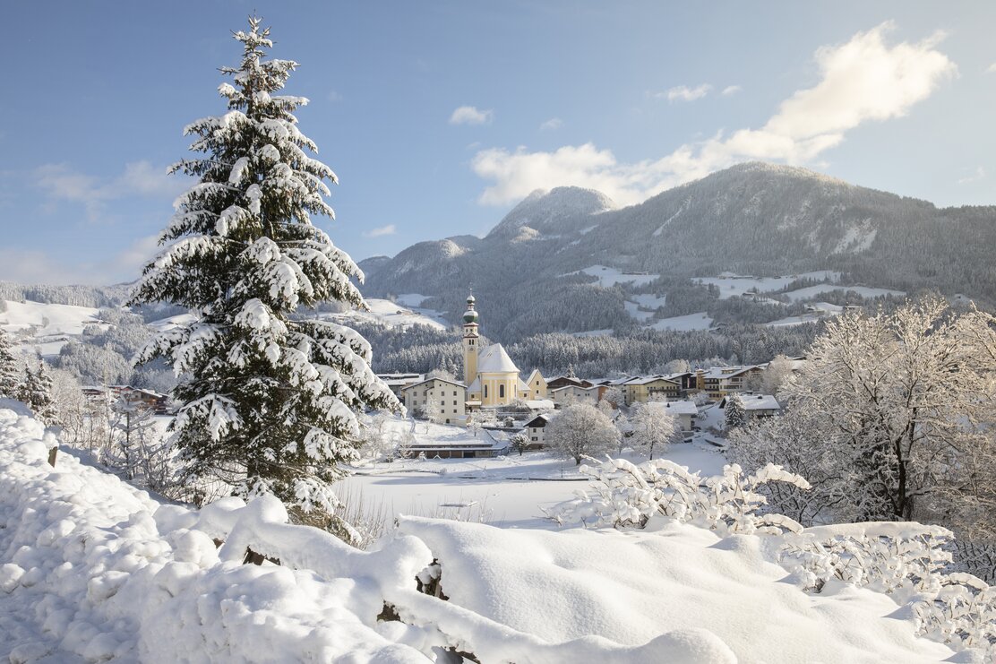 Ein Bild mit Blick auf das Dorf Reith i.A., im Vordergrund die verschneite Natur und im Hintergrund die vielen weißen Dächer | © Alpbachtal Tourismus | Matthias Sedlak 