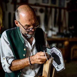 Federkielsticker Georg Leitner, aus Reith i.A., beim Ranzen sticken | © Alpbachtal Tourismus | P. Weissensteiner 