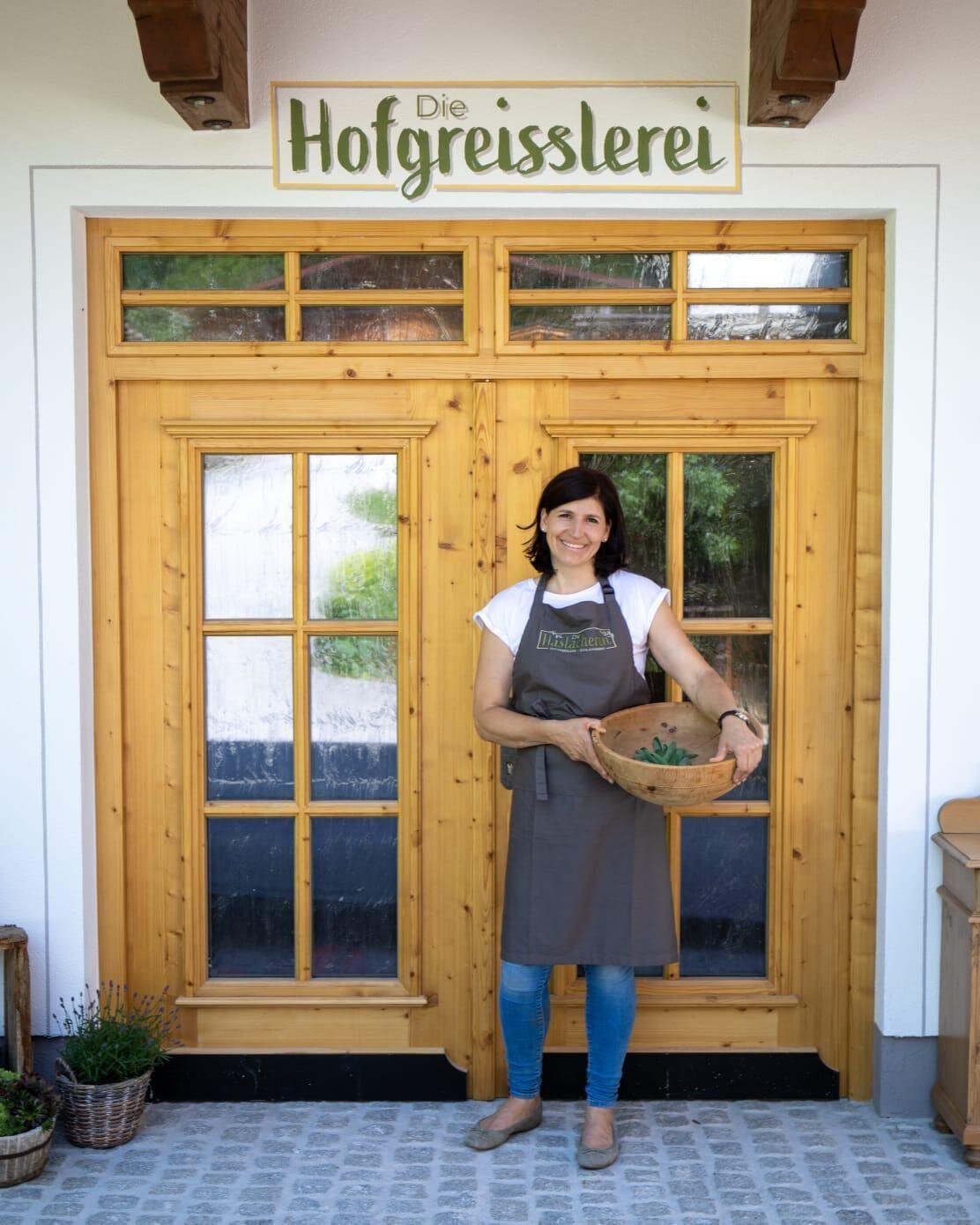 Auf dem Bild sieht man Katharina wie sie vor ihrem Hofladen steht.