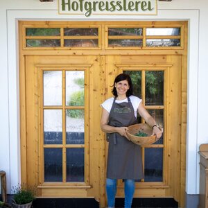 Auf dem Bild sieht man Katharina wie sie vor ihrem Hofladen steht.