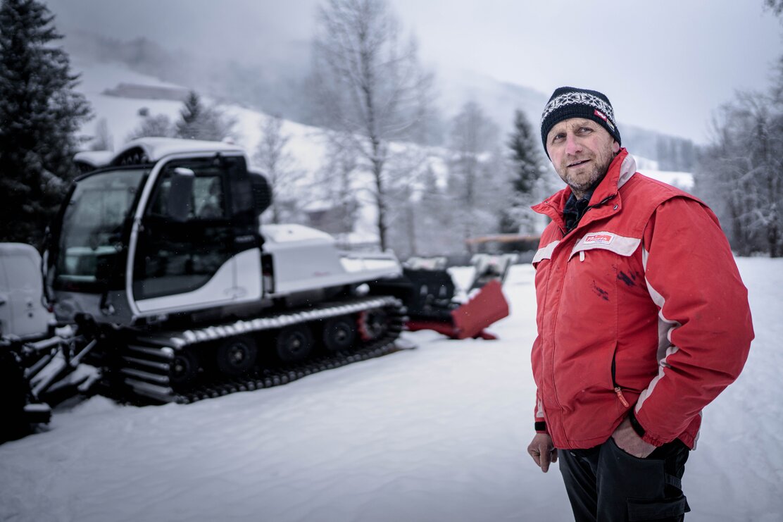 Auf diesem Bild zu sehen ist Hannes Margreiter, im Hintergrund seine Pistenraupe | © Alpbachtal Tourismus | überall