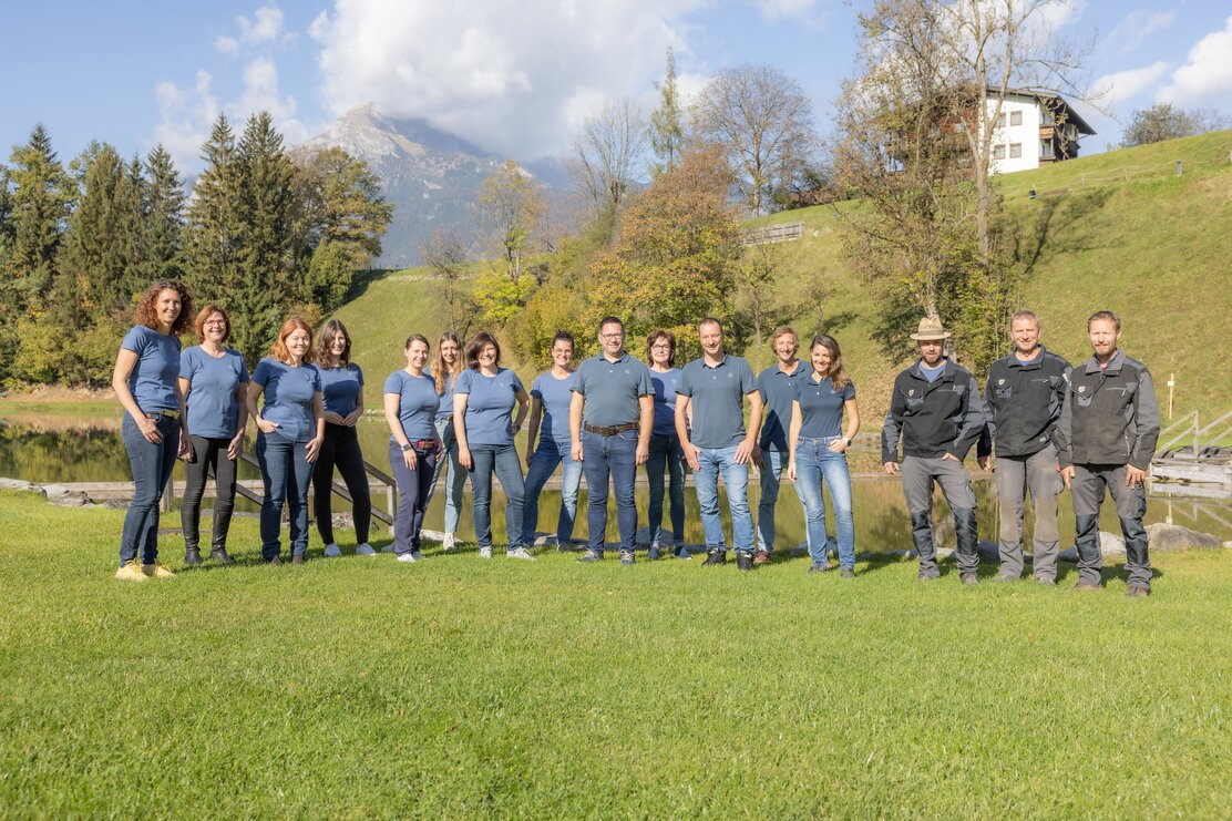 Auf diesem Bild befinden sich alle Mitarbeiter des Alpbachtal Tourismus, sie sind alle im gleichen T-Shirt gekleidet  | © Alpbachtal Tourismus | shootandstyle 