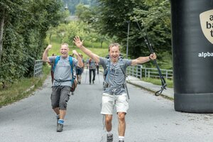 Zwei Teilnehmer der 24h Wanderung freuen sich darüber, dass sie im Ziel der 24h Wanderung angekommen sind  | © Alpbachtal Tourismus | shootandstyle 