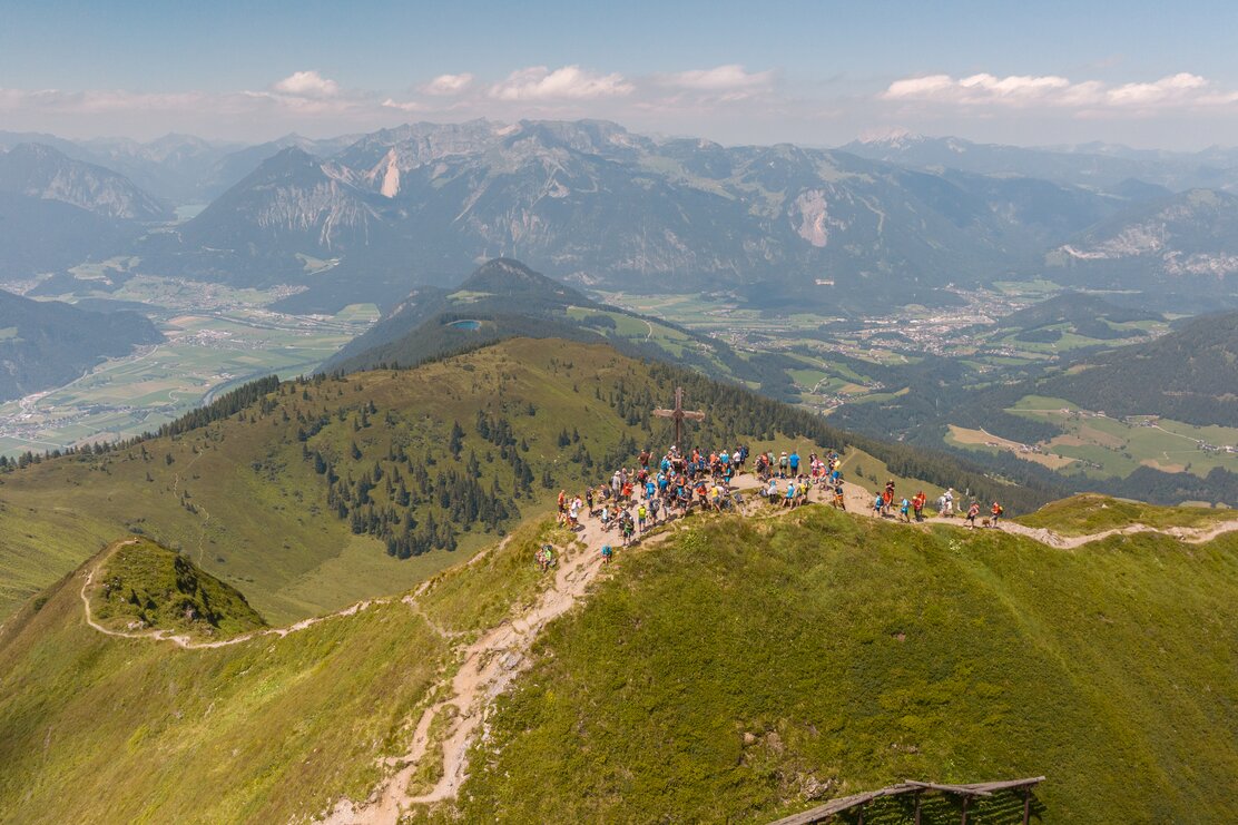 Eine Luftaufnahme der ganzen Teilnehmer der 24h Wanderung, auf dem Wiedersberger Horn  | © Alpbachtal Tourismus | shootandstyle 