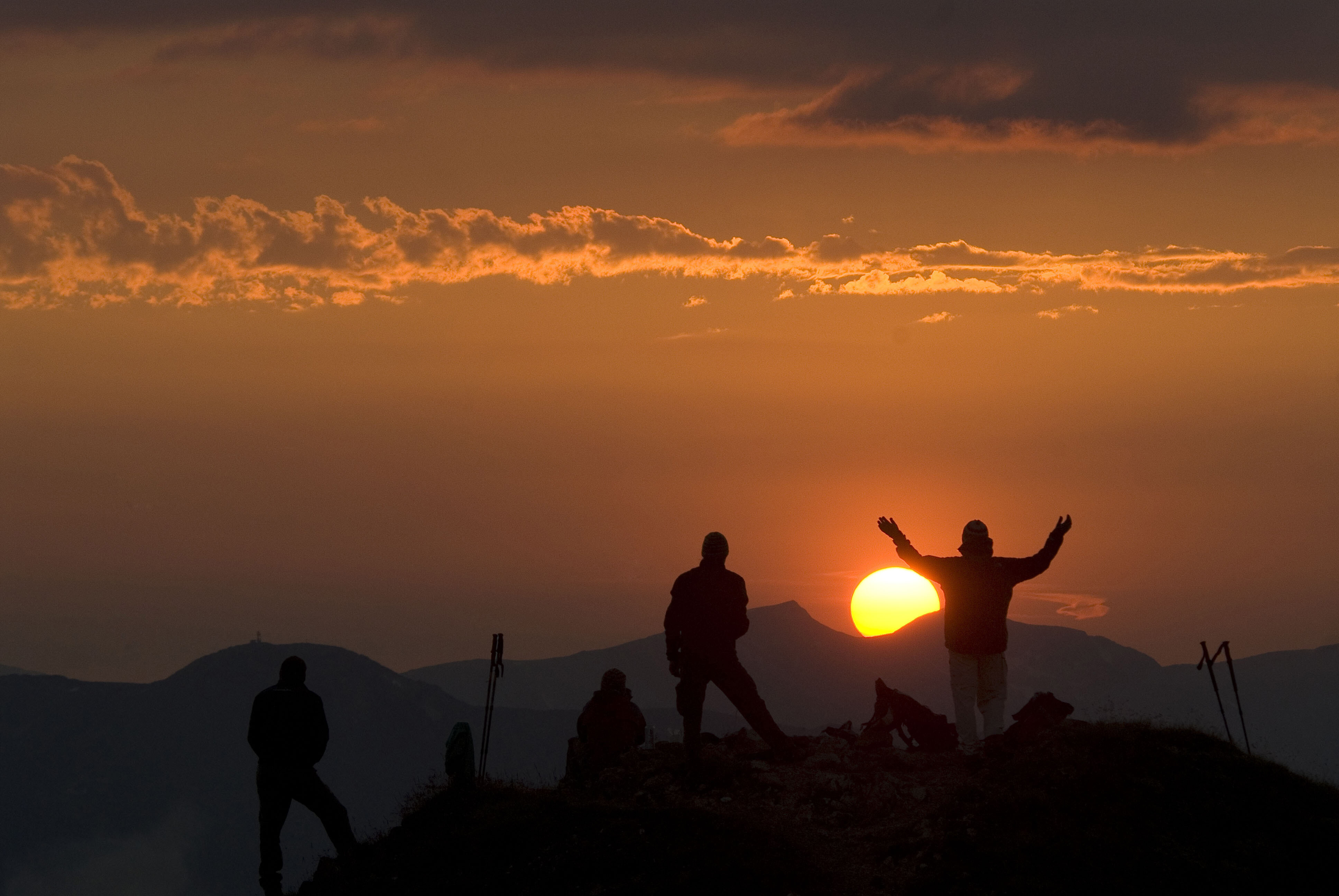 Sonnenaufgang Gratlspitze | © Alpbachtal Tourismus | Bernhard Berger Auf diesem Bild zu sehen ist eine Gruppe von vier Personen, welche den Sonnenaufgang auf der Gratlspitze genießen | © Alpbachtal Tourismus | Bernhard Berger