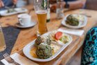 Auf diesem Bild sieht man eine Portion Spinatknödel mit Krautsalat, bei der 24h Wanderung im Alpbachtal  | © Alpbachtal Tourismus | shootandstyle 