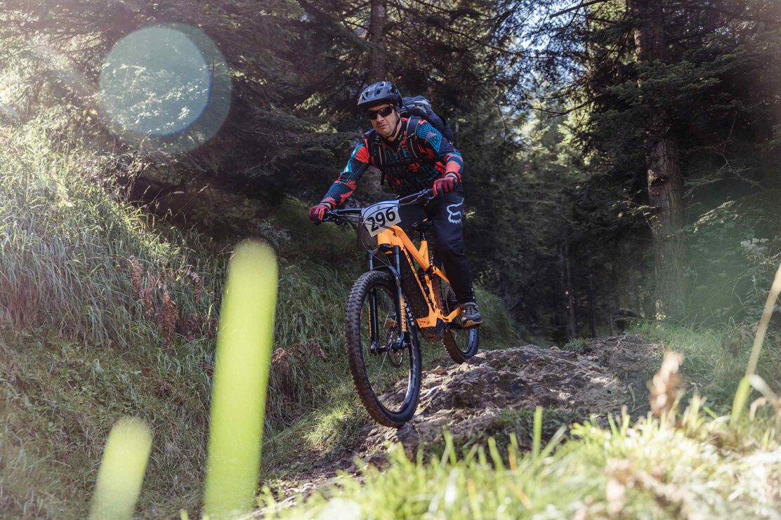 Ein Mann flitzt mit seinem E-Bike den Berg herab, über steinige Wege in Richtung Ziel, im Hintergrund die schöne Waldlandschaft  | © Alpbachtal Tourismus | shootandstyle 