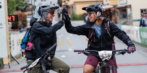 Sieges Freude beim E-Bike Battle in Reith i.A. | © Alpbachtal Tourismus | Maximalgrafik Zwei Frauen, geben sich nachdem sie am Ziel angekommen sind, ein High 5, beim E-Bike Battle in Reith i.A. | © Alpbachtal Tourismus | Maximalgrafik