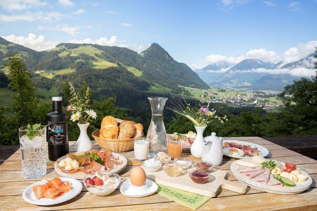Frühstück am Berg mit Traumpanorama | © Pinzgerhof