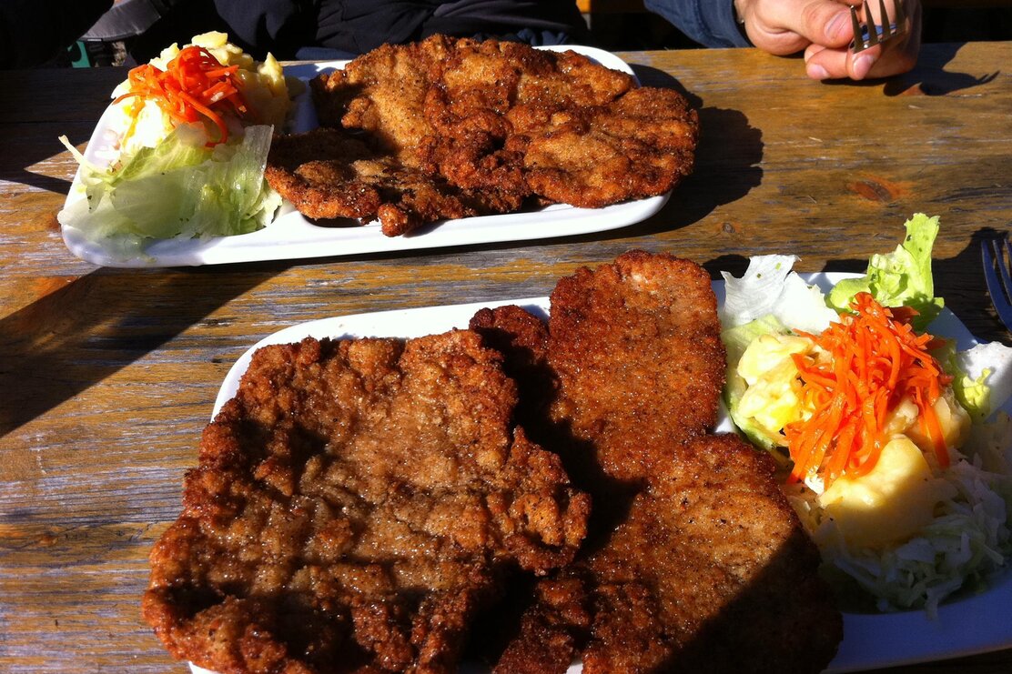 Zarte Schnitzel von der Holzalm