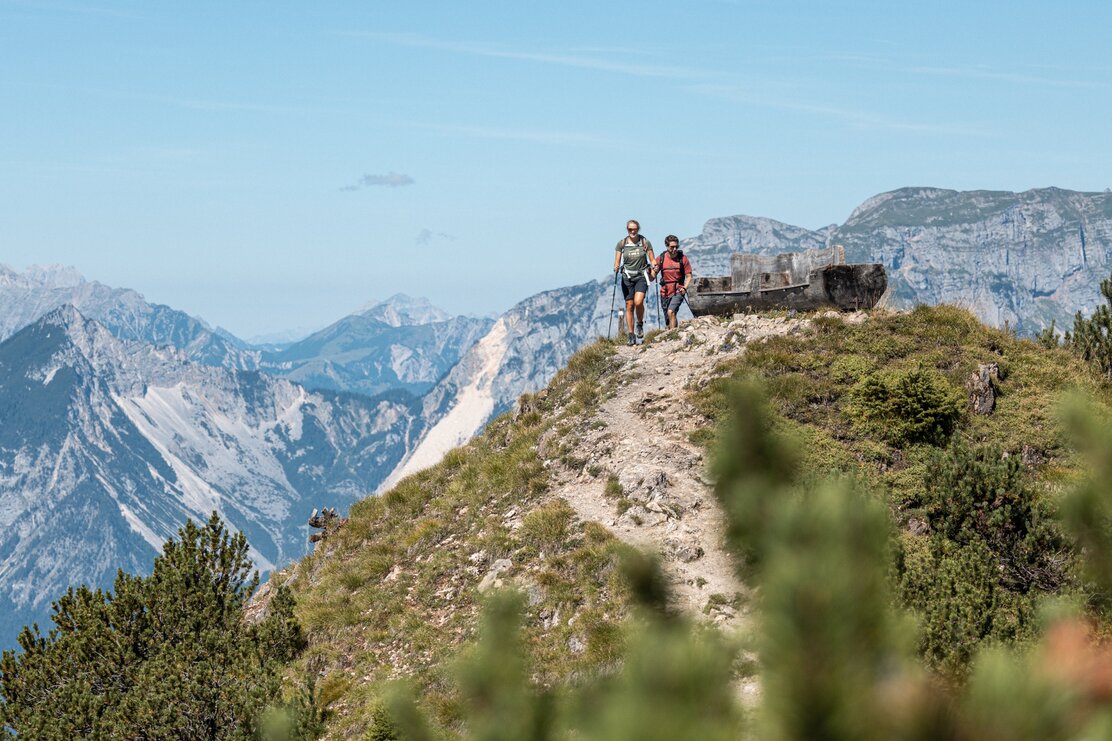 Hiker with resting bench at Gratlspitze Alpbach | © Hannes Sautner Shootandstyle