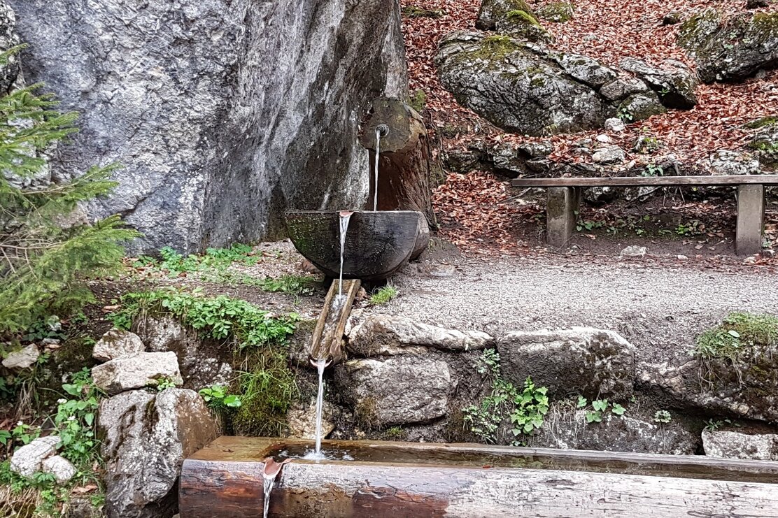 Kaltes Wasserl Kramsach Brunnen und Rastbank | © Claudia Ager