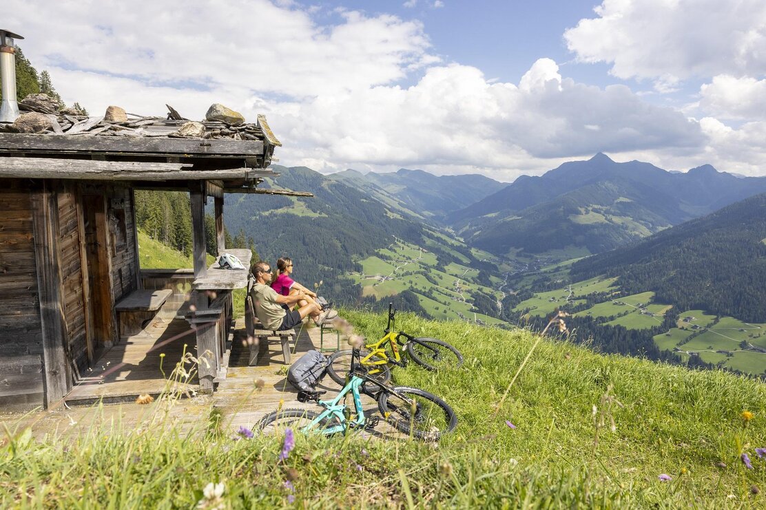 Biker couple pause Bischofer Joch Alpbach view direction | © Alpbachtal Tourismus
