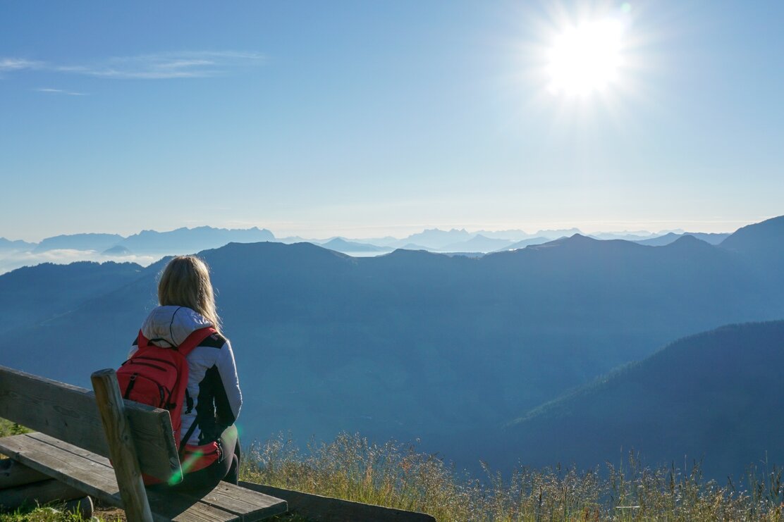 View bench on the Panorama route Wiedersbergerhorn | © Sandrine Stock