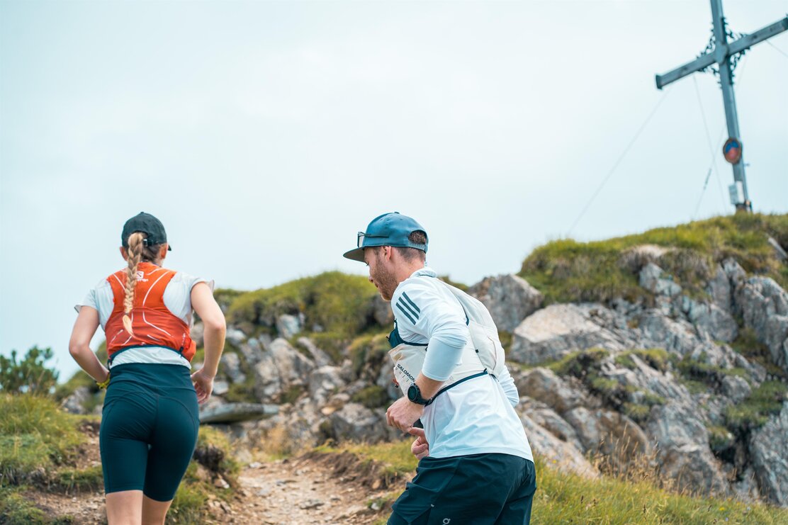 Trailrunner beim Gipfel Gratlspitze