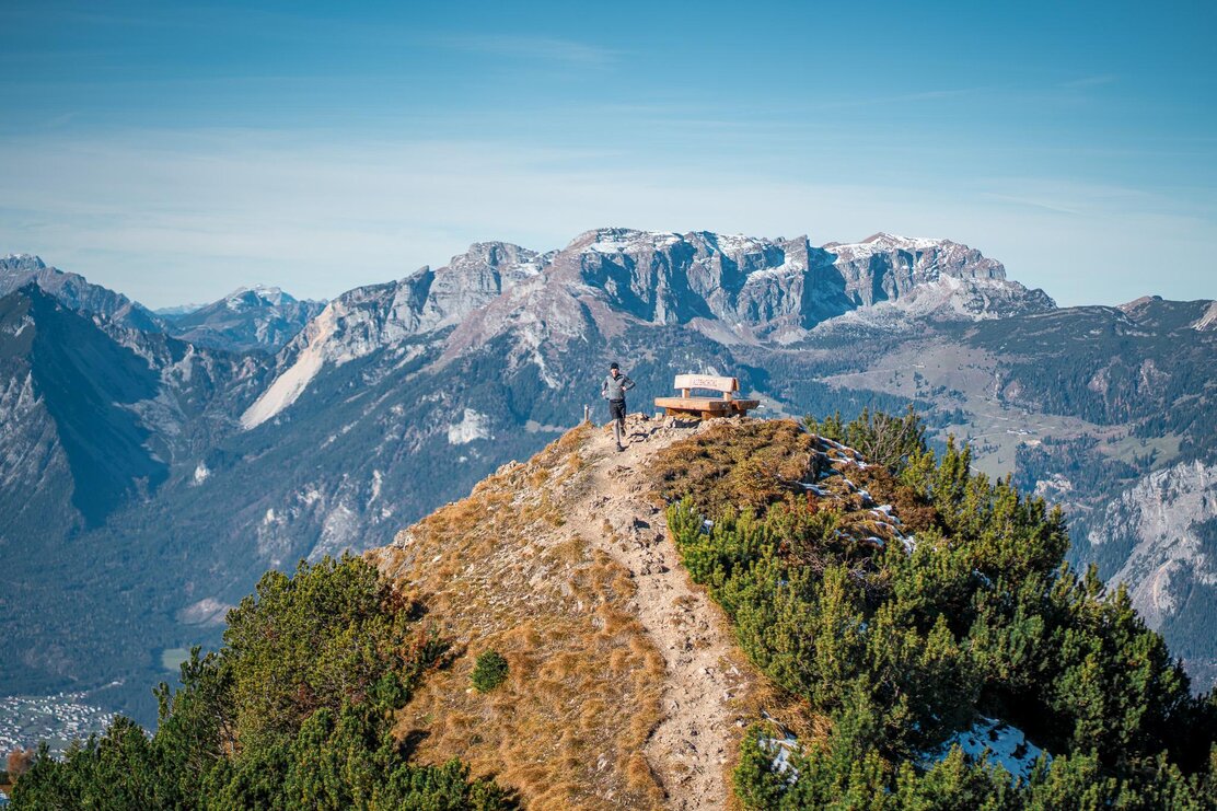 Trailrunner auf der Aussichtsbank Gratlspitze