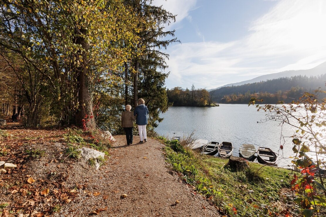 Spaziergänger am Reintalersee barrierefreier Wanderweg | © shootandstyle