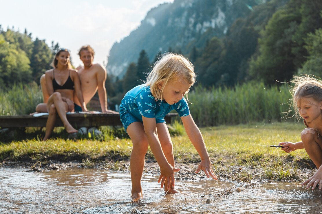 Kinder spielen am Berglsteinersee | © shootandstyle