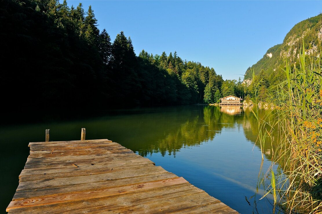 Der idyllische Berglsteinersee in Breitenbach | © Bernhard Berger