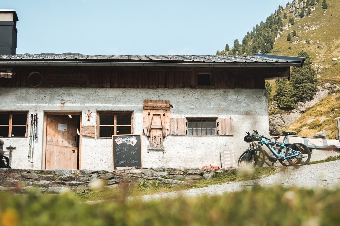 E-Bikes vor der Steinbergalm in Inneralpbach