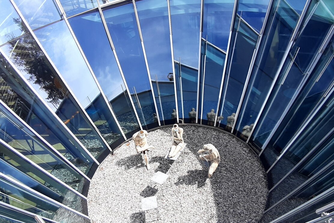 Denkerstatuen beim Congress Centrum Alpbach