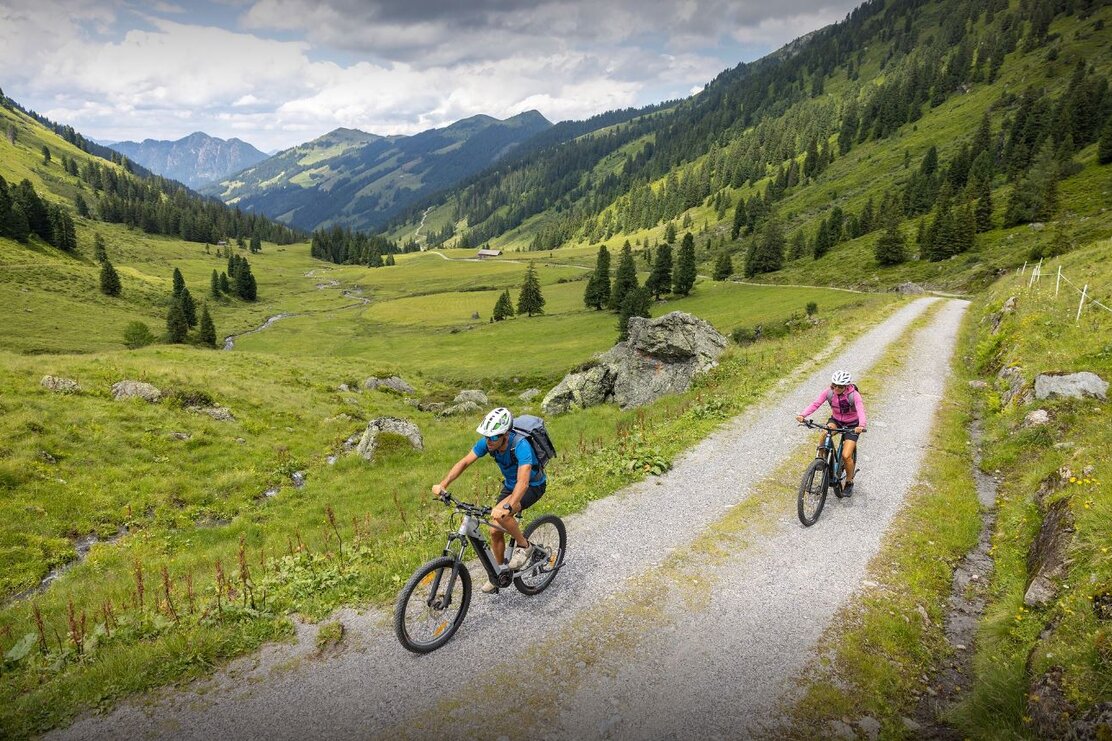 Biker Luegergraben Richtung Steinbergalm | © Matthias Sedlak