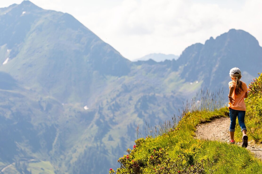 Kinder wandern zum Wiedersberger Horn