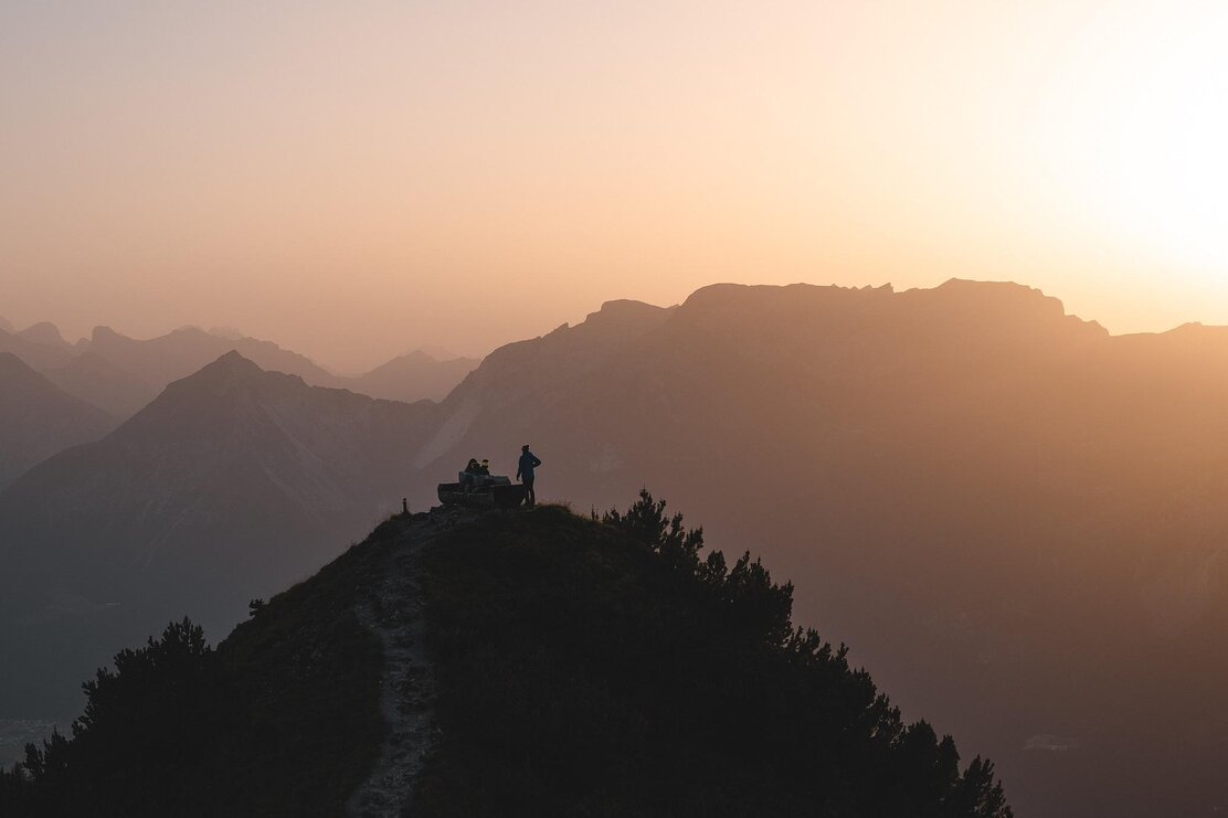 Bank am Gratlspitz Gipfel Sonnenuntergang Alpbach