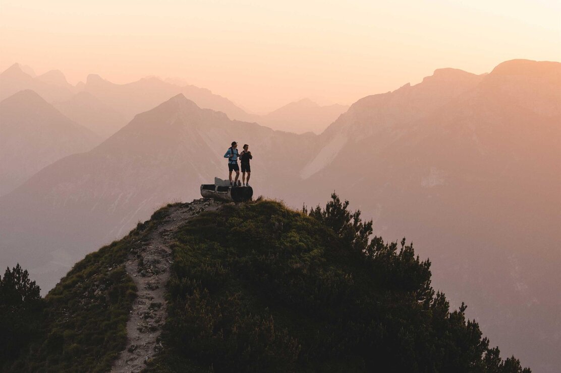 Paar Holzbank Gratlspitze Sonnenuntergang