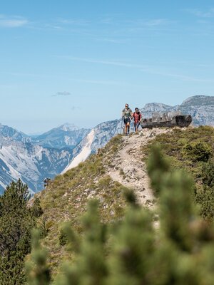 Wanderer mit Rastbank am Gratlspitze Alpbach | © Hannes Sautner Shootandstyle Wanderer mit Rastbank am Gratlspitze Alpbach | © Hannes Sautner Shootandstyle