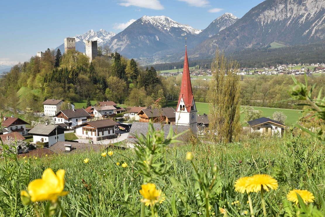 St. Gertraudi - Kirche und Schloss Kropfsberg