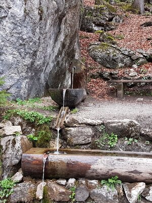 Kaltes Wasserl Kramsach Brunnen und Rastbank | © Claudia Ager Kaltes Wasserl Kramsach Brunnen und Rastbank | © Claudia Ager