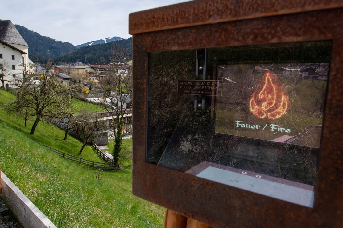Hildegard von Bingen Rundwanderweg mit Blick auf Kirche | © Gabriele Grießenböck