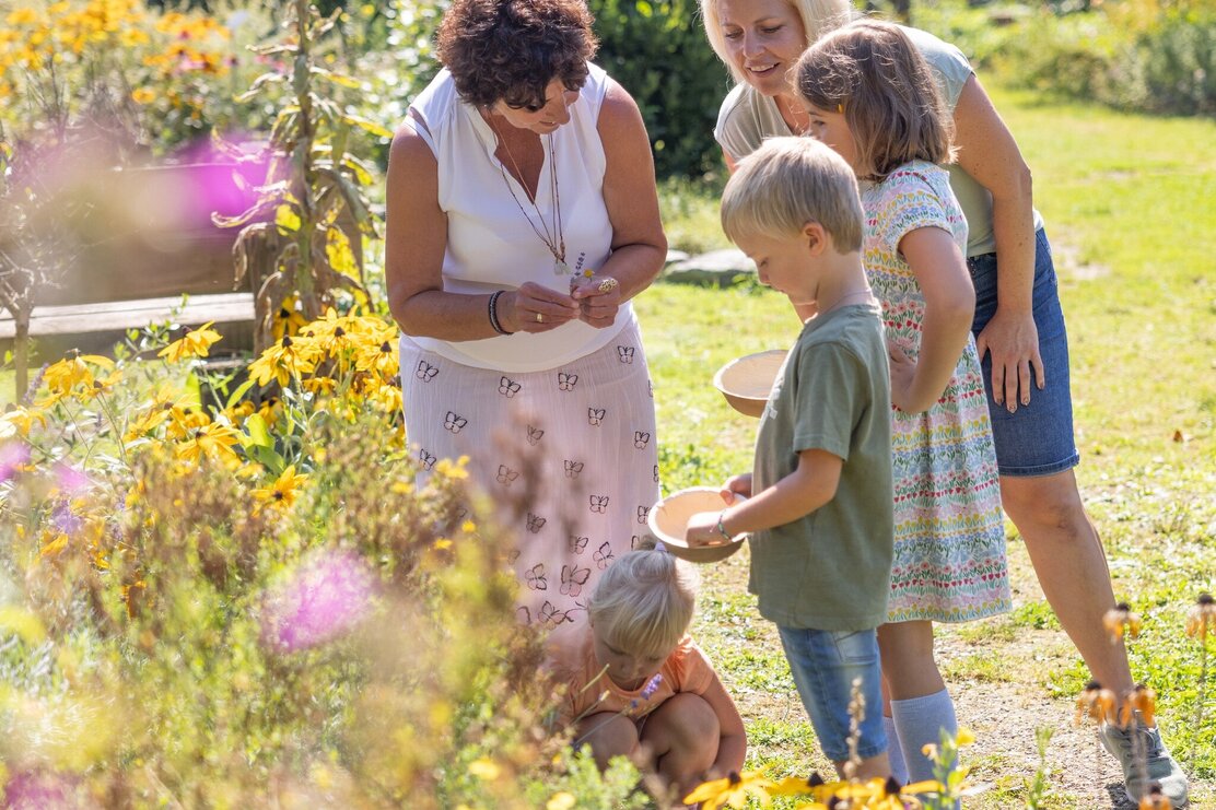 Kräuterlehre im Hildegard-von-Bingen-Garten in Reih i.A. | © shootandstyle