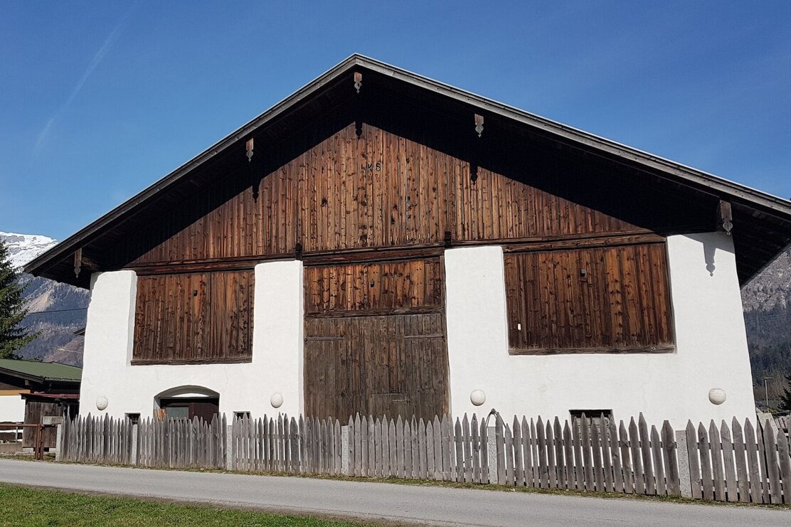 Kremerstadl neben der Pestsäule, Radfeld