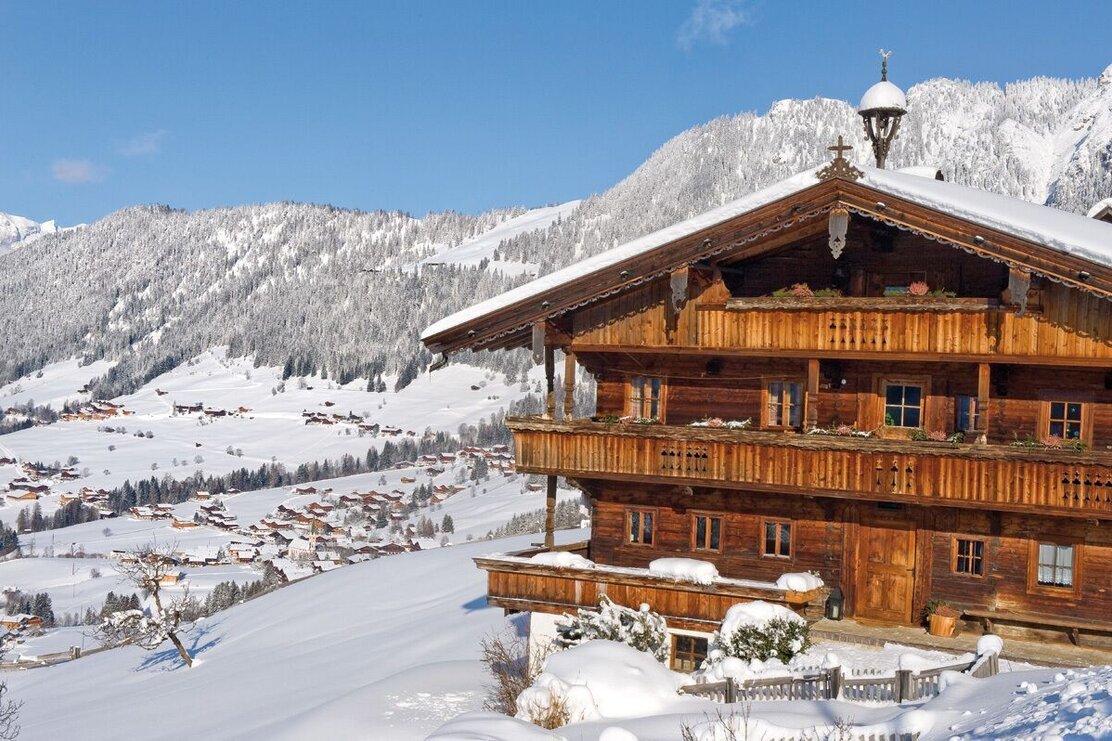 Blick vom oberen Höhenweg auf das Dorfzentrum von Alpbach | © Claudia Ager