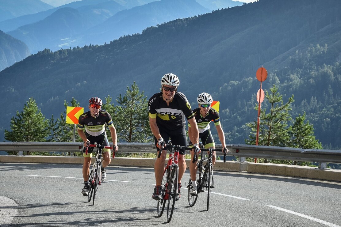 Rennradfahrer in Branenberg - Auffahrt | © Gabriele Grießenböck
