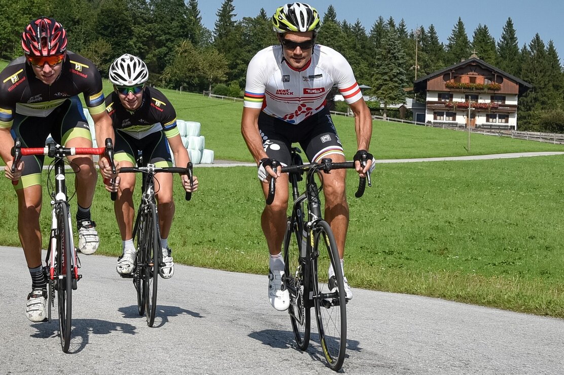 Rennradfahrer in Breitenbach | © Gabriele Grießenböck