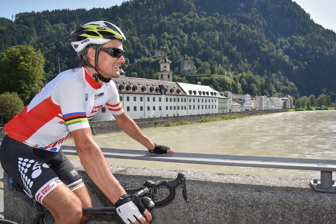 Rennradfahrer bei Rattenberg | © Gabriele Grießenböck