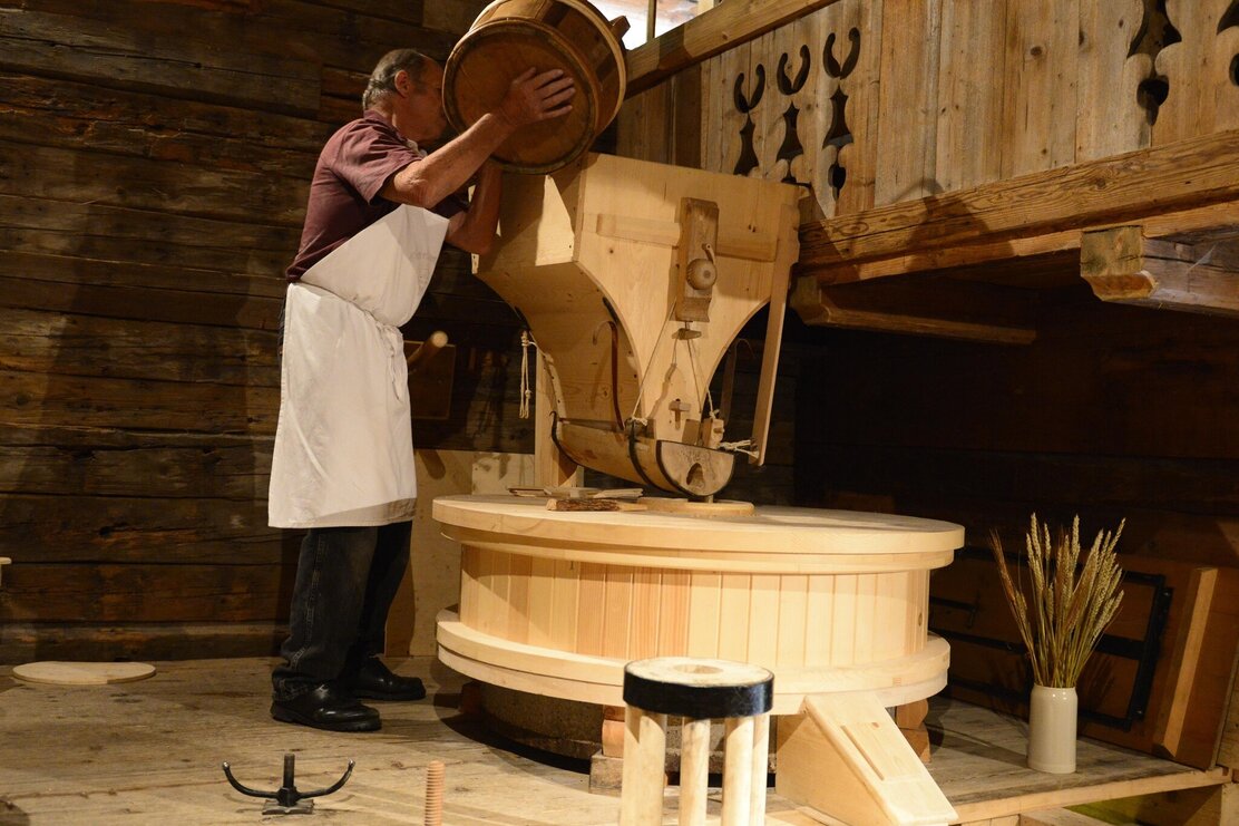 Weikart Getreidemühle Alpbach Mahltag