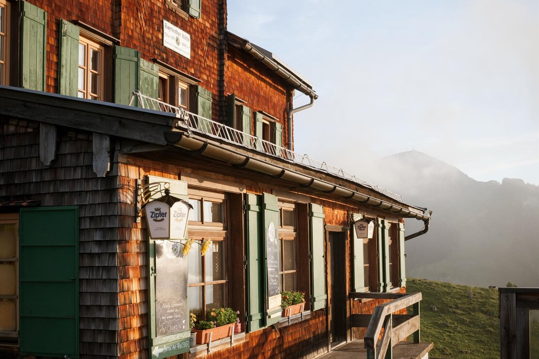 Bayreuther Hütte Terrrasse Abendsonne | © Jens Schwarz