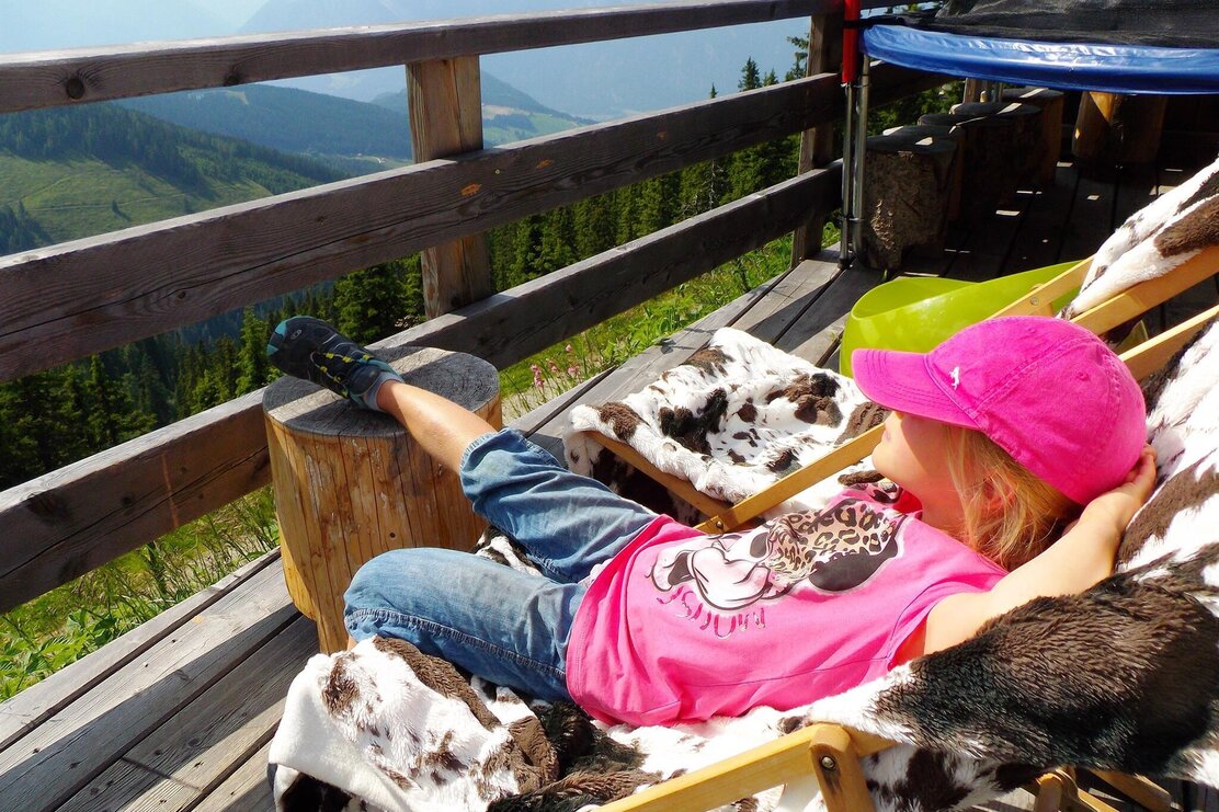Kind Rast auf der Dauerstoa Alm in Alpbach