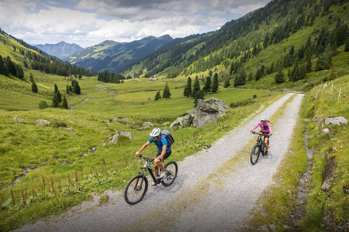 Biker Luegergraben Richtung Steinbergalm | © Matthias Sedlak