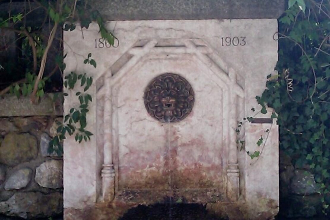Brunnen bei Schloss Lipperheide