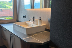 Badezimmer mit Dusche und WC