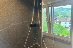 Geräumige Dusche, inkl. Regendusche