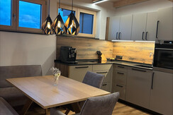 Großzügige Küche mit Essbereich