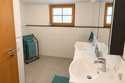 Ferienwohnung_Sterzenhof_Badezimmer_Gesamt