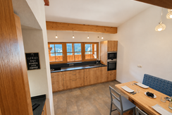 Ferienwohnung_Sterzenhof_Küche_Frühstückstisch